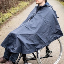 12: Regnponcho til kørestolsbruger