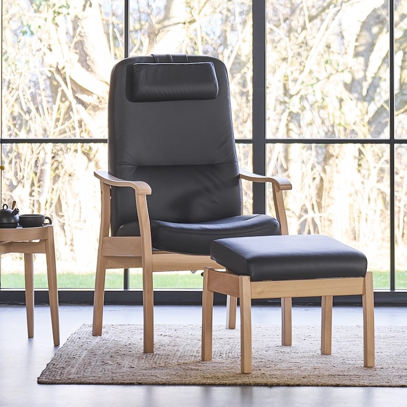 Farstrup Otiumstol 5610 i sort læder med matchende fodskammel